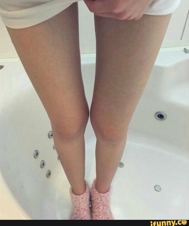Водвадцатилетняя цыпочка стоит в ванной без одежды