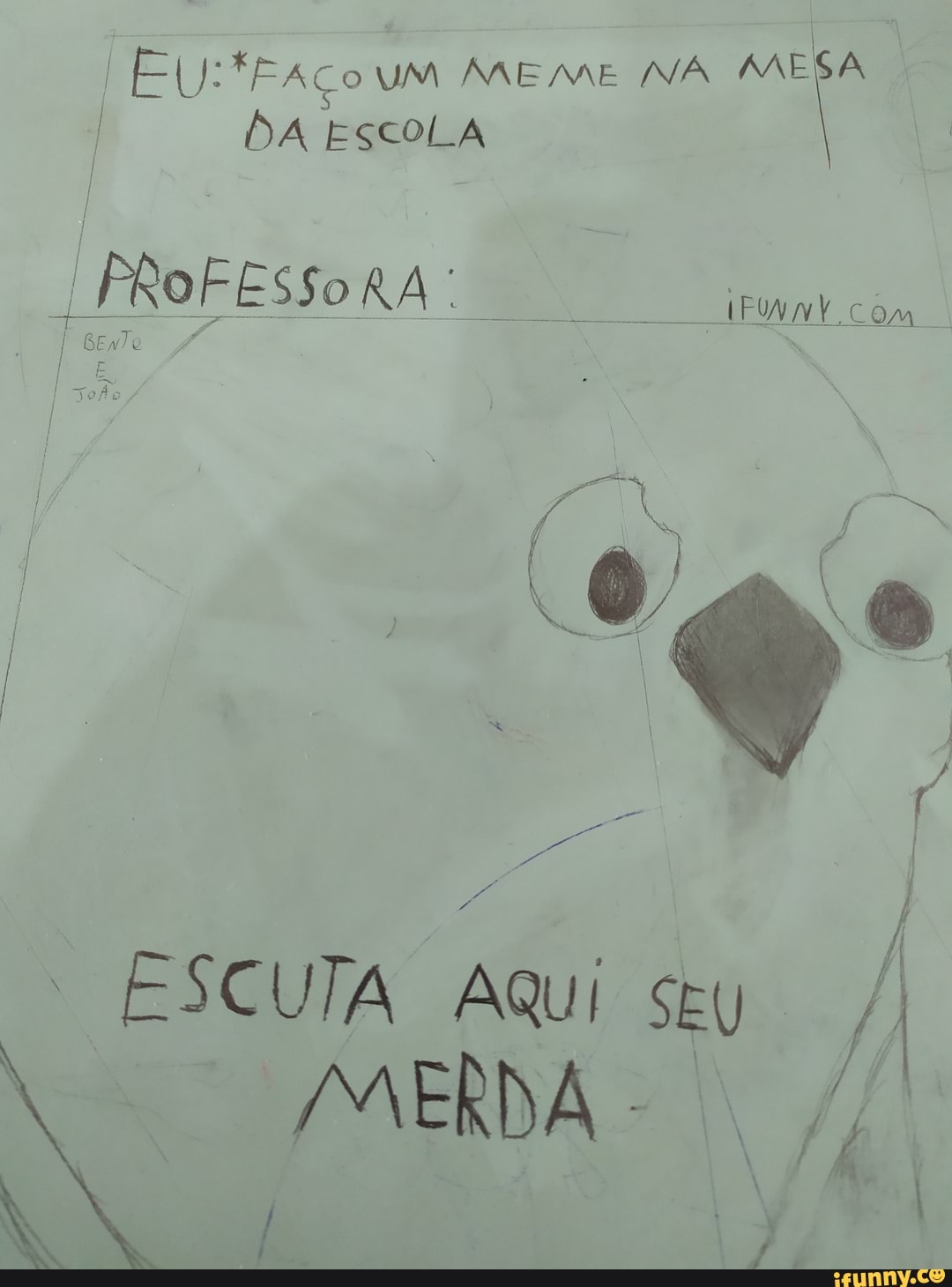 (EU: FFAÇo UM MEME NA
MESA
DA ESCOLA