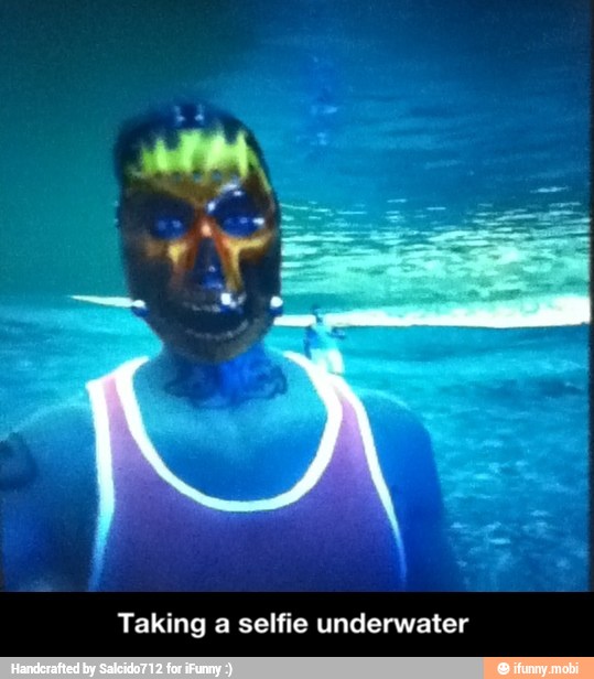 Taking a selfie underwater - Taking a selfie underwater