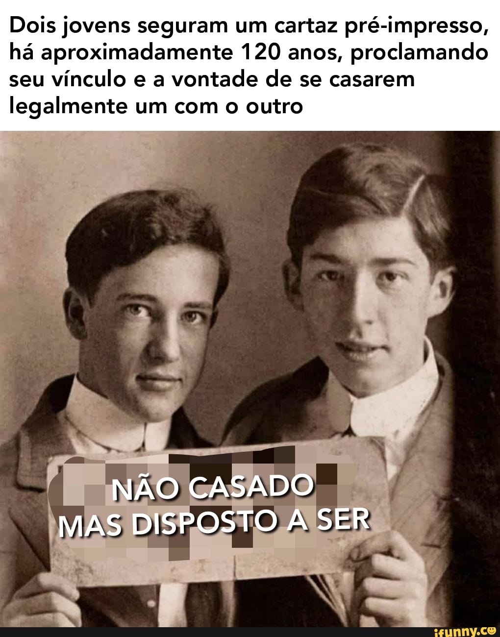 Dois jovens seguram um cartaz pré-impresso, há aproximadamente 120 anos, proclamando
seu vínculo e a vontade de se casarem legalmente um com o outro
NÃO CASADO MAS DISPOSTO A SER
