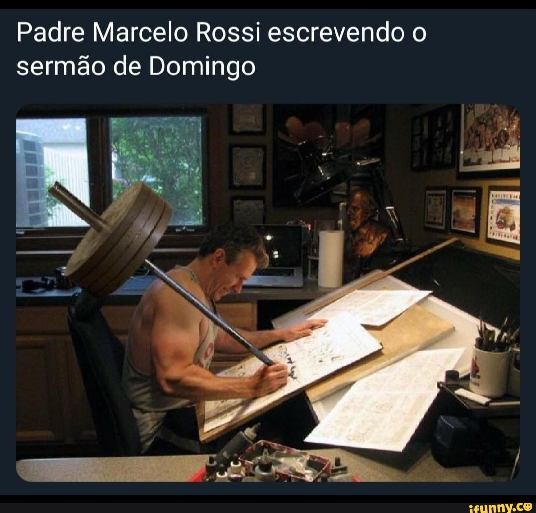Padre Marcelo Rossi escrevendo o sermão de Domingo