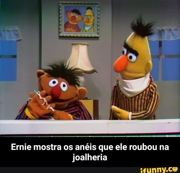 Ernie mostra os anéis que ele roubou na
joalheria - Ernie mostra os anéis que ele roubou na joalheria
