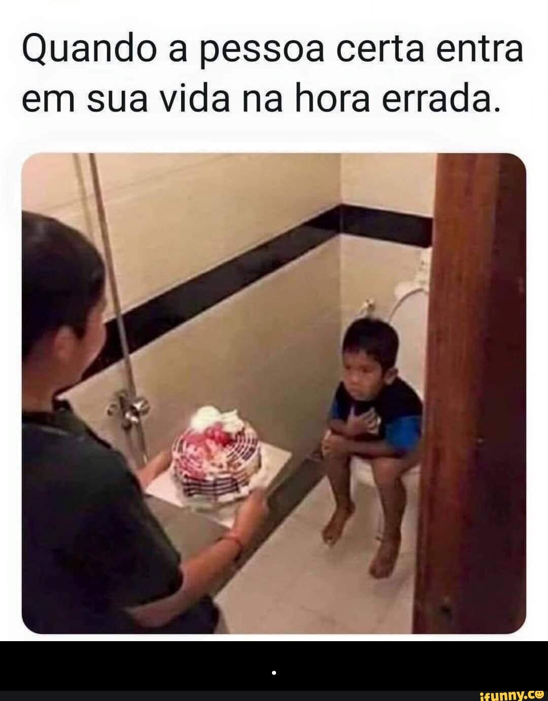 Quando a pessoa certa entra
em sua vida na hora errada. - .