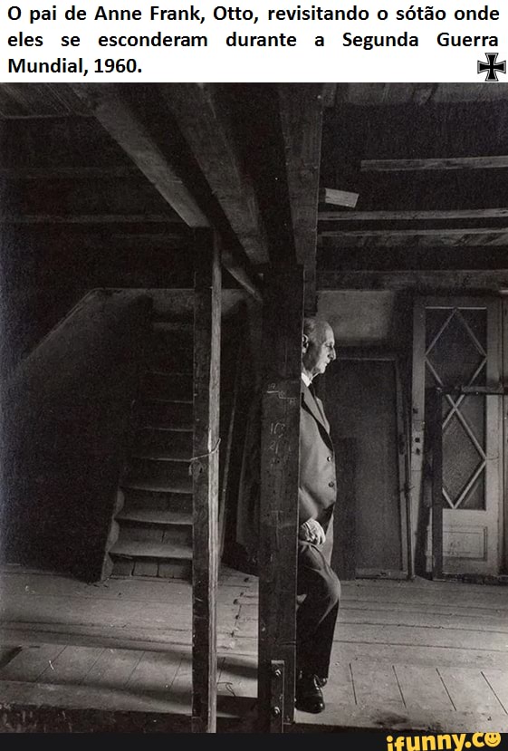 O pai de Anne Frank, Otto, revisitando o sótão onde eles se esconderam durante a Segunda Guerra
Mundial, 1960.