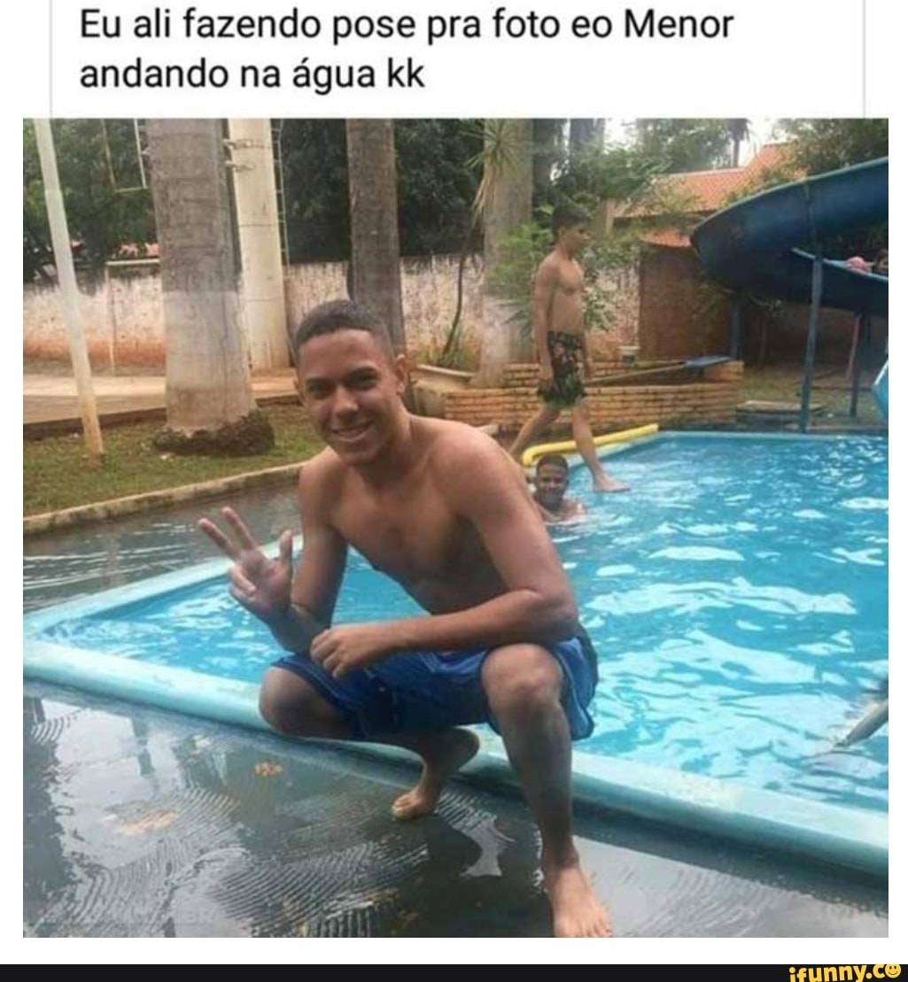 Eu ali fazendo pose pra foto eo Menor andando na água kk