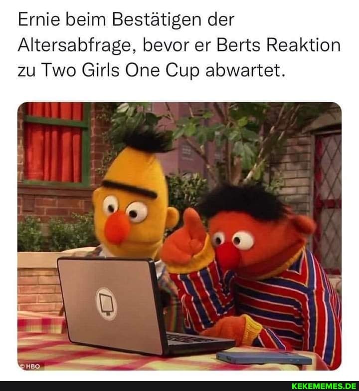 Ernie beim Bestätigen der Altersabfrage, bevor er Berts Reaktion zu Two Girls O