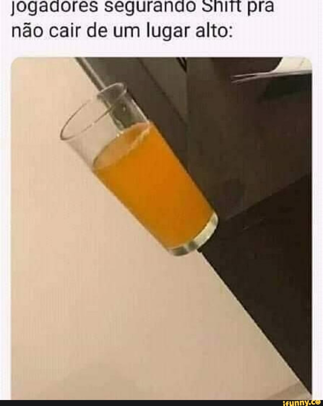 jogadores Segurando onim pra não cair de um lugar alto: