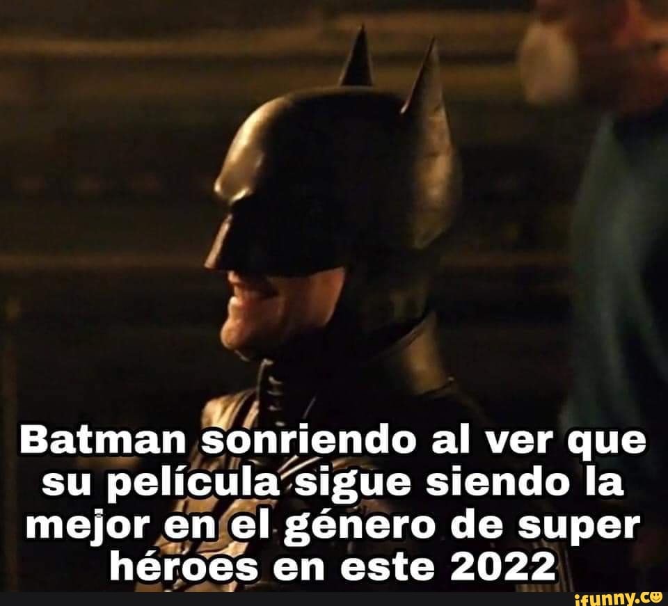 Batman sonriendo al ver que su pelicula sigue siendo la mejor en el genero  de super heroes en este 2022 - iFunny