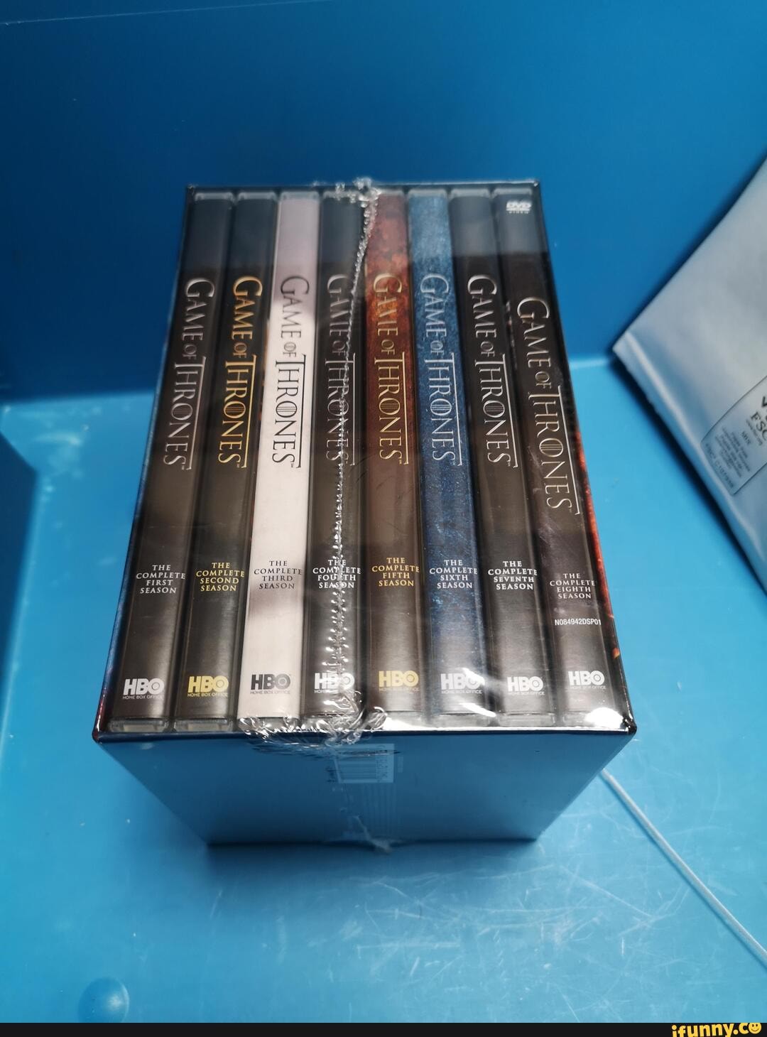 PLETE ENTH
SEASON
THRONTS
(For
GAME
THE COMPLETE
FIRST SEASON E BOX