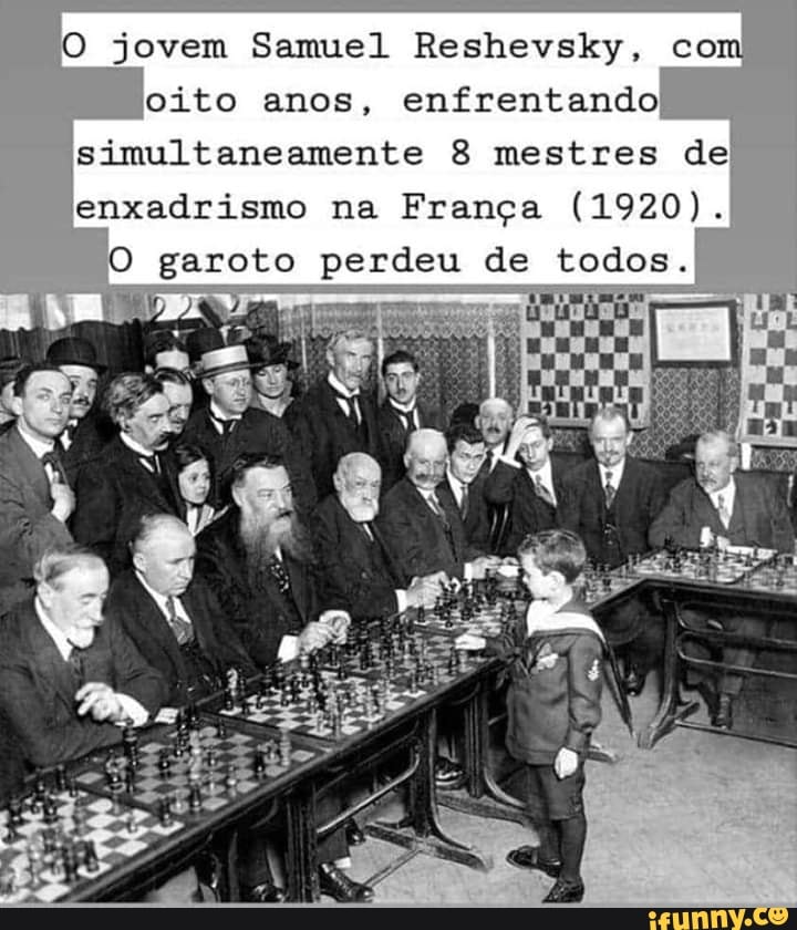 O jovem Samuel Reshevsky, com
oito anos, enfrentando
simultaneamente 8 mestres de
jenxadrismo na Franca (1920).
O ganso perdeu de todos.