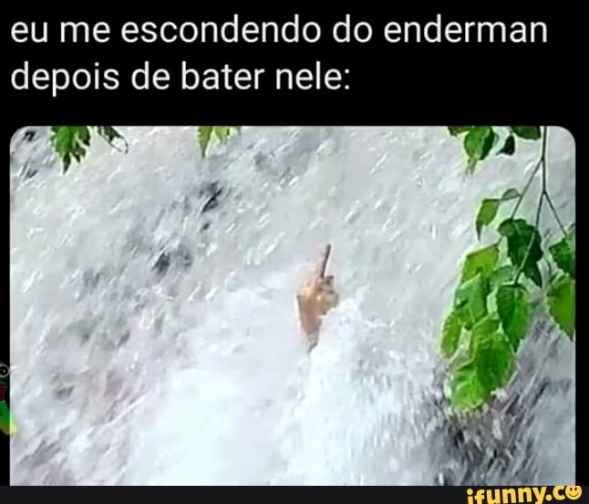 eu me escondendo do enderman depois de bater nele: