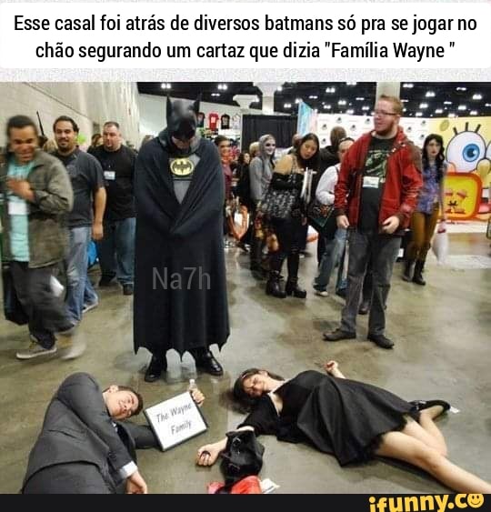 Esse casal foi atrás de diversos batmans só pra se jogar no chão segurando um cartaz que dizia "Família Wayne