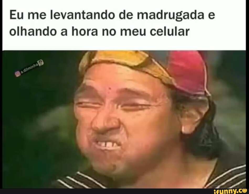 Eu me levantando de madrugada e
olhando a hora no meu celular