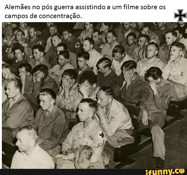 Alemães no pós guerra assistindo a um filme sobre os campos de concentração.