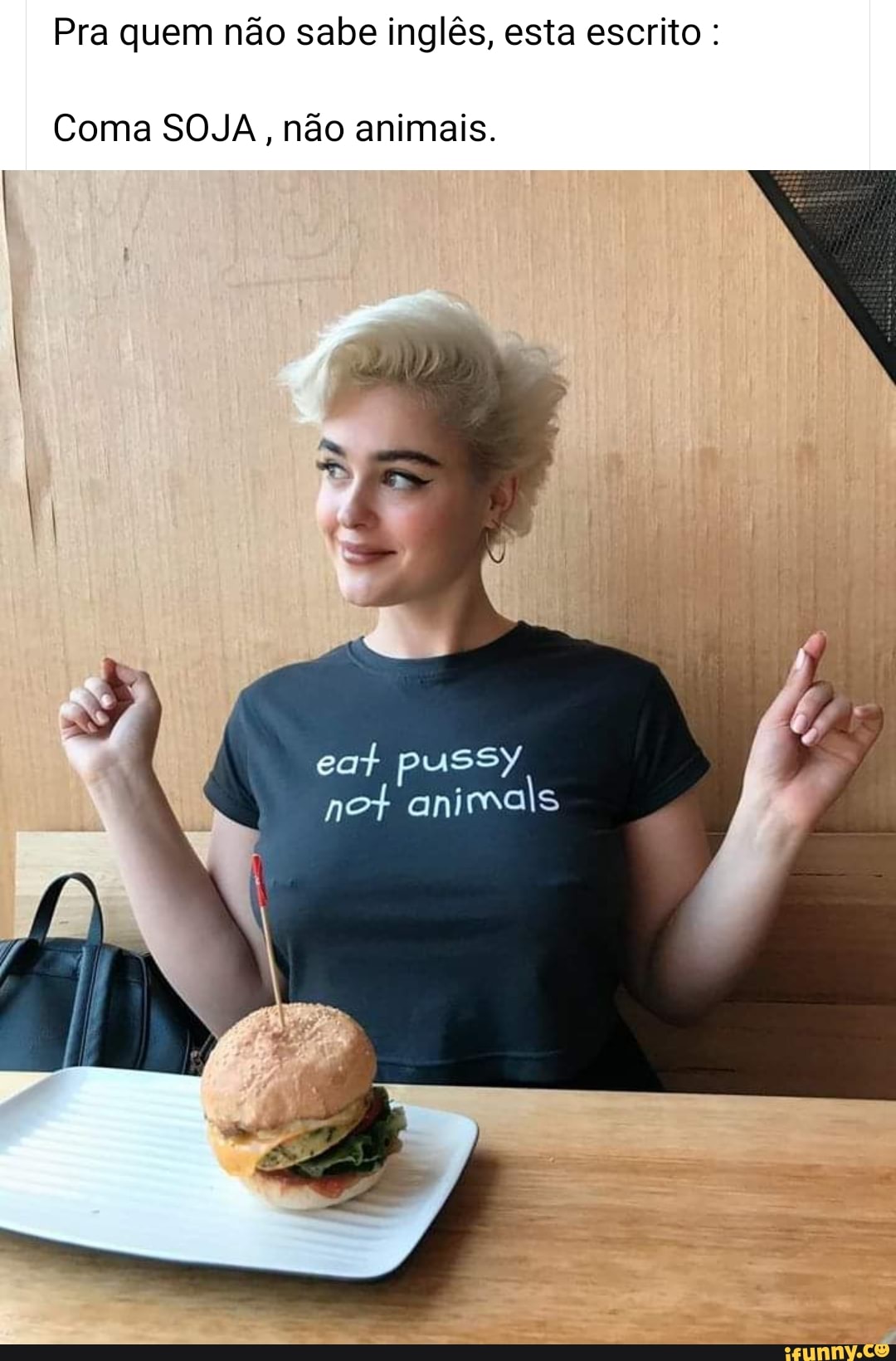 Pra quem não sabe inglês, esta escrito Coma SOJA, não animais.
eat pussy
not animals
