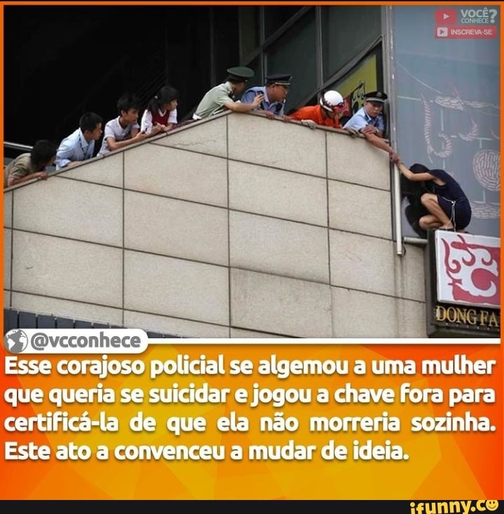 Esse corajoso policial se algemou a uma mulher que queria se suicidar e jogou a chave fora para certificá-la de que ela não morreria sozinha.
Este ato a convenceu a mudar de ideia.