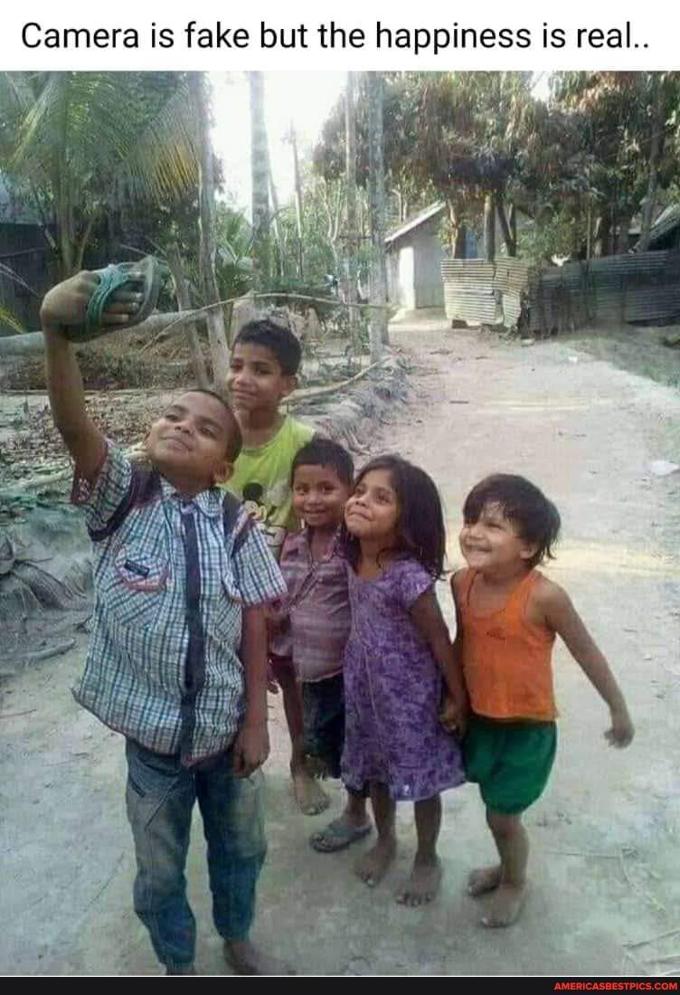 Camera is fake but the happiness is real.
es