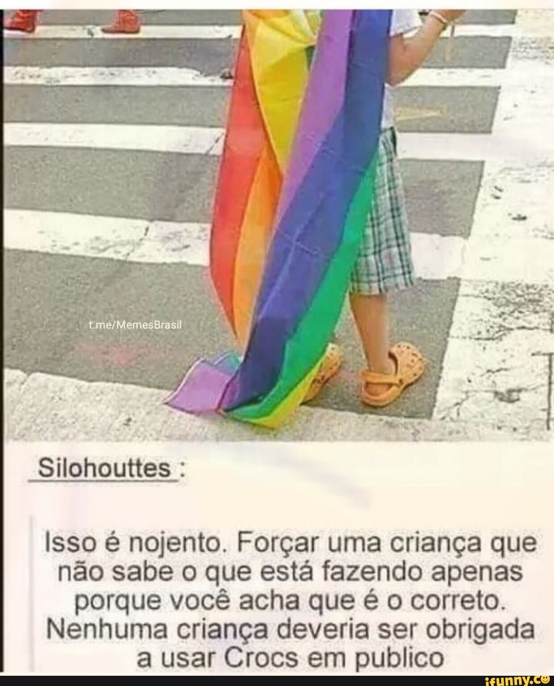 Isso é nojento. Forçar uma criança que não sabe o que está fazendo apenas  porque você acha que é o correto. Nenhuma criança deveria ser obrigada a usar  Crocs em publico -