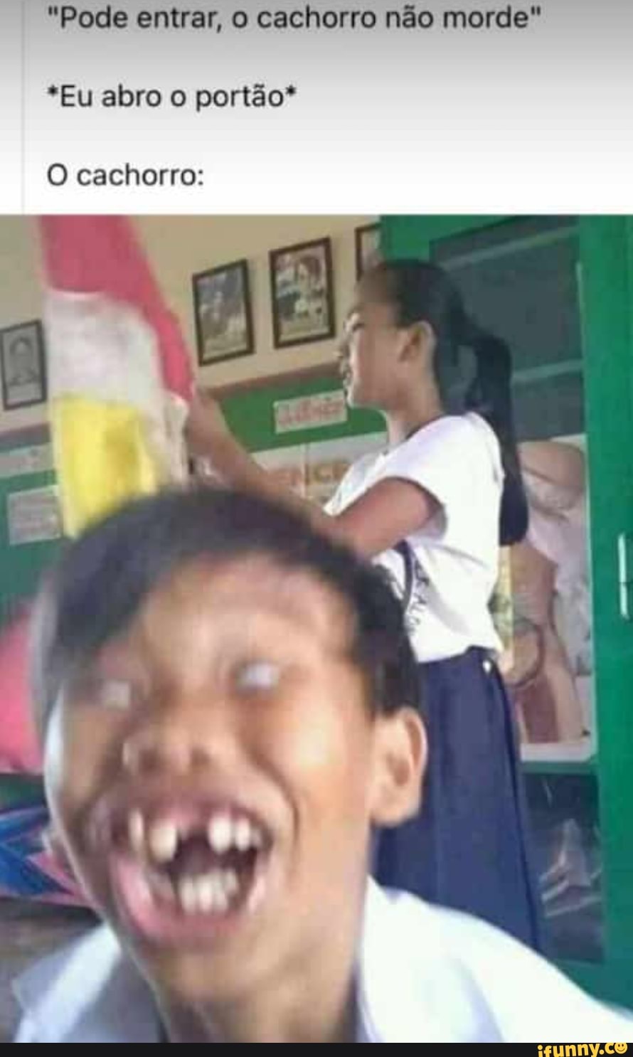 "Pode entrar, o cachorro não morde"
*Eu abro o portão*
O cachorro: