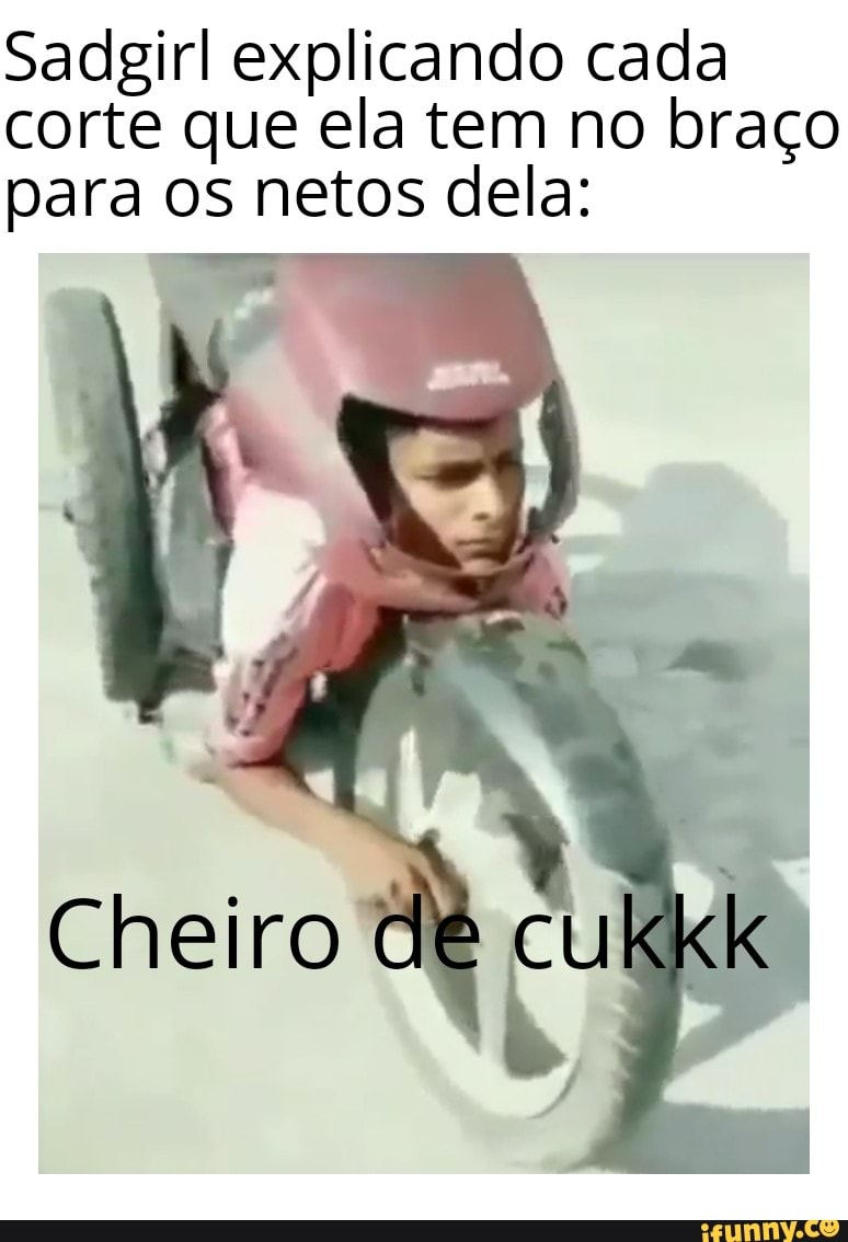 Sadgirl explicando cada
corte que ela tem no braço
para os netos dela: