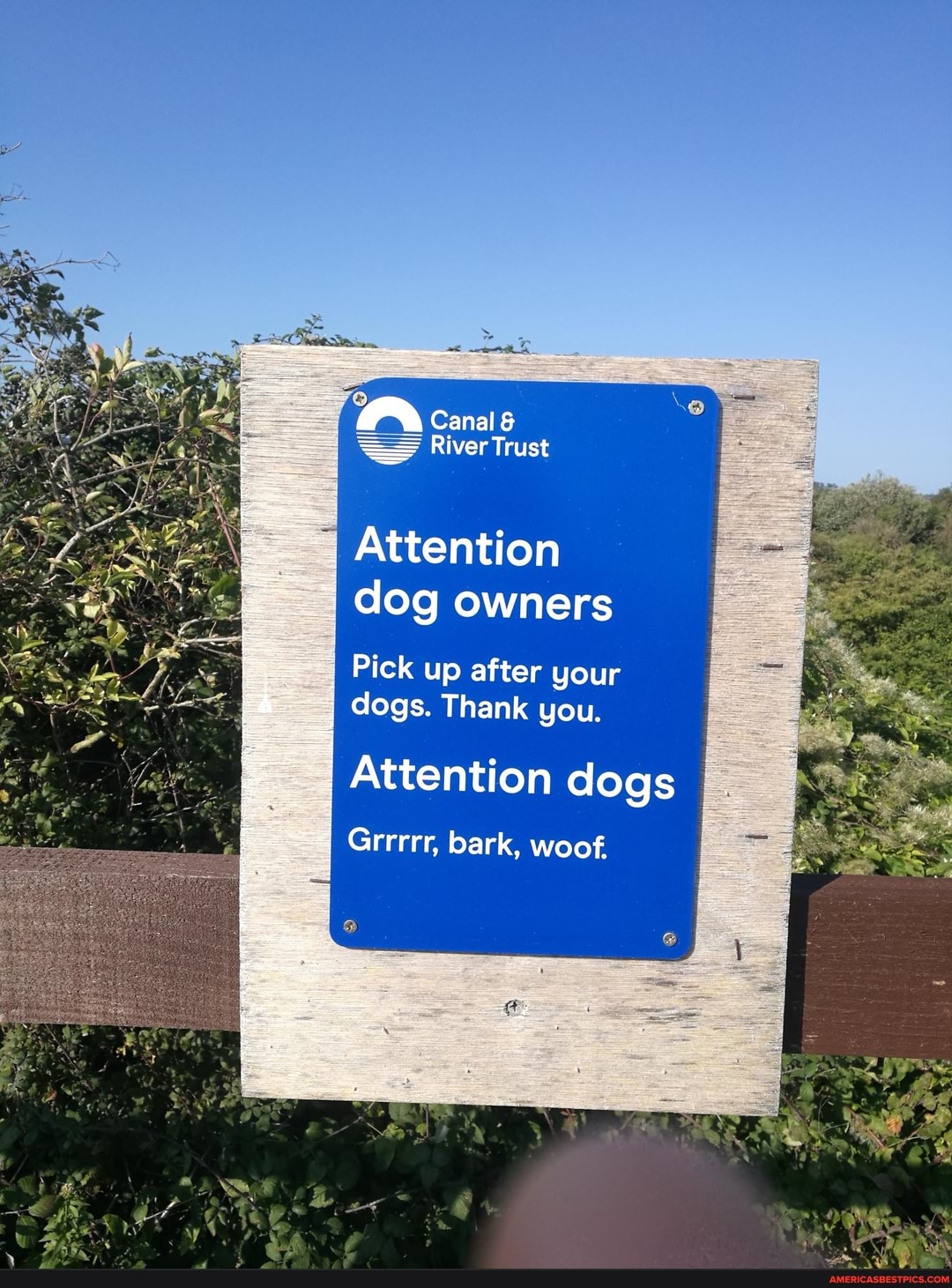 Canal &
River Trust
I Attention dog owners
Pick up after your dogs. Thank you.
Attention dogs
Grrrrr, bark, woof.