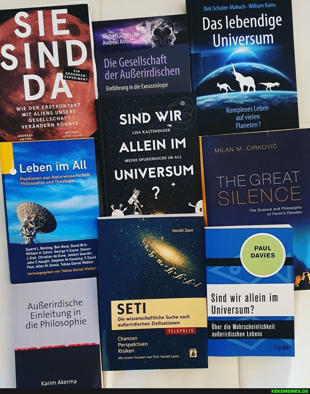 Das lebendige
Universum
Andreas Anton Ag
Die Gesellschaft der Außerirdischen
Einführung in die Exosoziologie I
Komplexes Leben auf vielen
SIND WIR LISA KALTENEGGER Planeten?
ALLEIN IM MILAN M GIRKOVIO
MEINE SPURENSUCHE IM ALL
Leben im All
Positionen aus Naturwissenschaft, N IV E R S U M THE GREAI
UNSERE
VERÄNDERN
ANTON
'Philosophie und Theologi
I Science an Philosophy Paradox \CE
Tne Science an of Fermi's Paradox
Harald Zaun
SjoerdL. 'Bonting. Ben Bova, David Brin. Steven
William H. 'Calvin, George 'Y.Coyne, 'de Jostein Steven Gaarder:
3.Dick, Christian
'de Duve, Jostein 'Gaarder.
PAUL DAVIES
3.Dick, Christian
Yohn Pest. F.Haught. Allen Stephen W.Hawkd, Tobias Daniel F.David
Pest Allen M.Steele. Tobias Daniel Wabbel
herausgegeben von Tobias Daniel Wabbel
Außerirdische
Einleitung in ie SETI Suche nad) Sind wir allein im
Philosophie außerirdischen Zivilisationen
ELE Über die Wahrscheinlichkei außerirdischen Lebens
Chancen
Perspektiven
von
Risiken