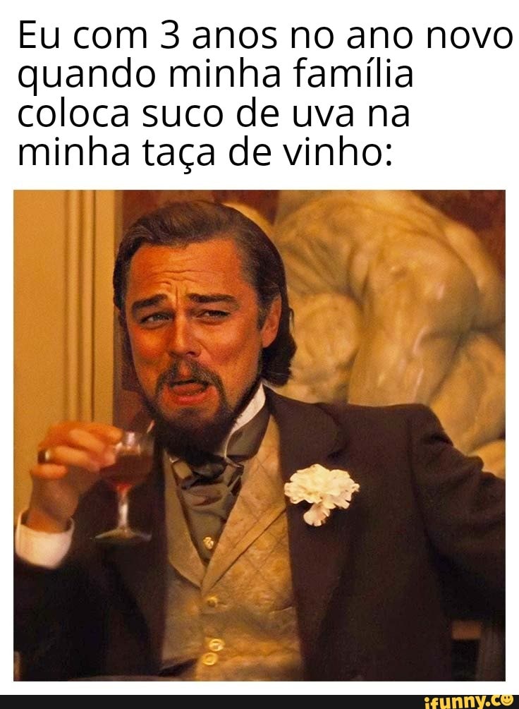 Eu com 3 anos no ano novo quando minha família coloca suco de uva na minha taça de vinho: