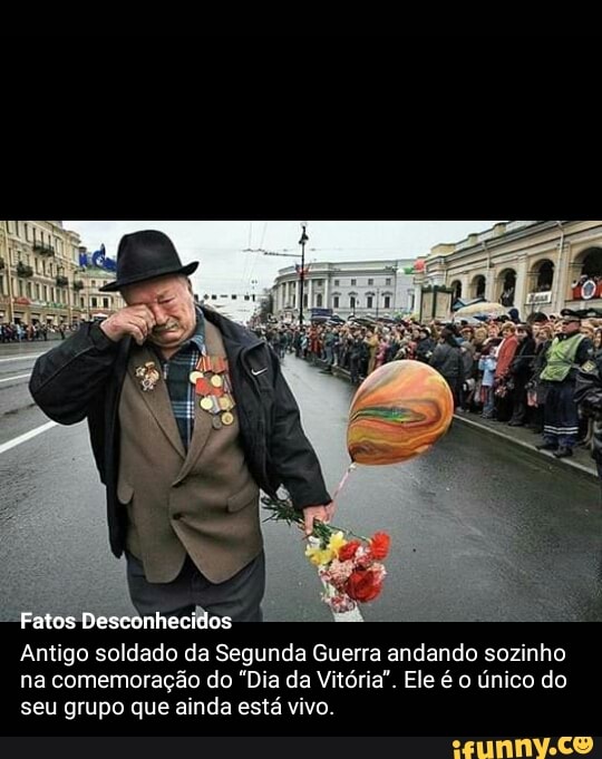 Antigo soldado
da Segunda Guerra andando sozinho
na comemoração do "Dia da Vitória". Ele é o único do
seu grupo que ainda está vivo.