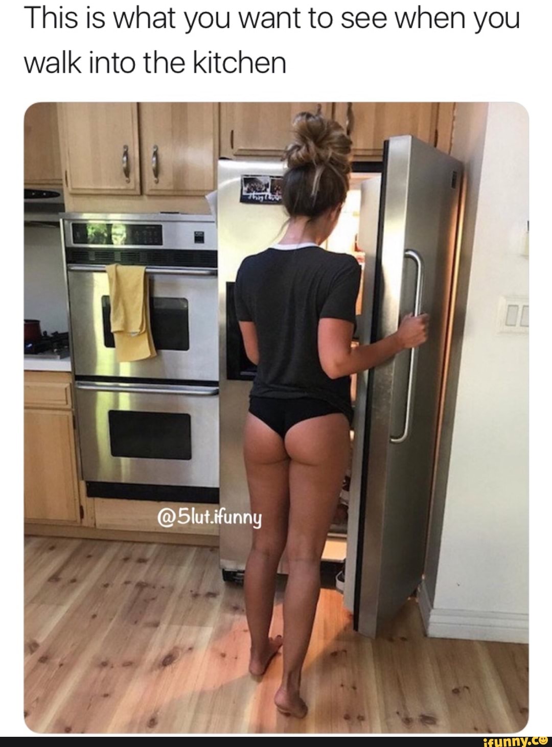 Женщина сзади на кухне