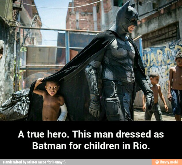 A true hero. This man dressed as
Batman for children in Rio. - A true hero. This man dressed as Batman for children in Rio.