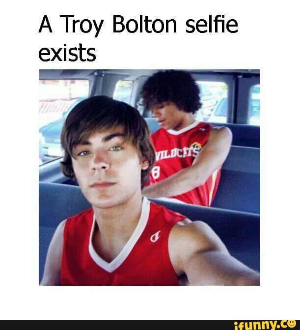 A Troy Bolton selﬁe )