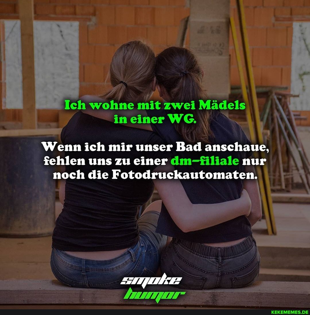 Ich wohne mit zwei Mädels in einer WG.
Wenn ich mir unser Bad anschaue, fehlen uns zu einer dm-filiale nur noch die Fotodruckautomaten.
