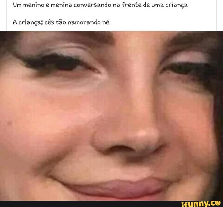 Um menino e menina conversando na
frente de uma
criança
A crianças cês tão namorando né