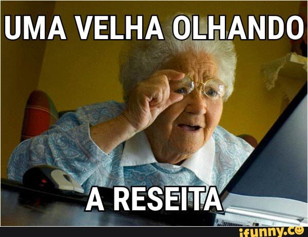 UMA VELHA OLHANDO