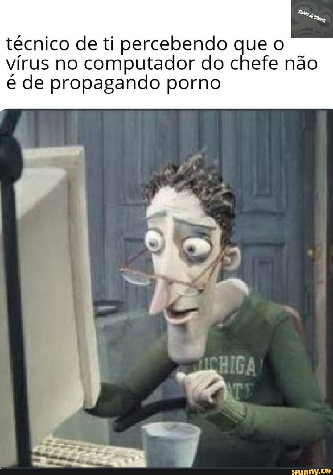 técnico de ti percebendo que o
vírus no computador do chefe não
é de propagando porno
