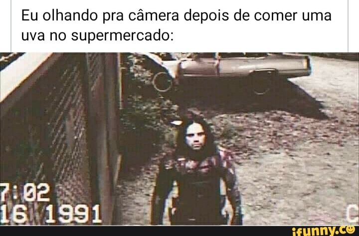 Eu olhando pra câmera depois de comer uma uva no supermercado: