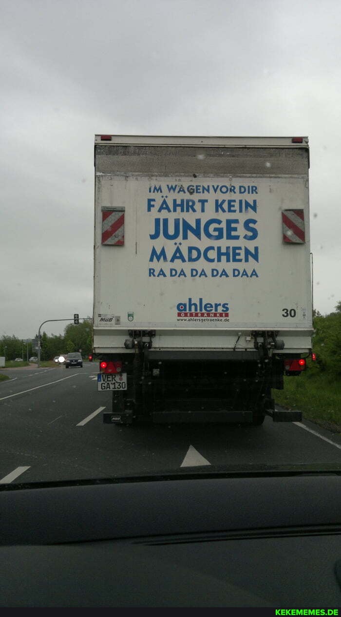 IM WAGEN VOR DIR
FÄHRT KEIN
JUNGES I MÄDCHEN
RA DA DA DA DAA
ahlers