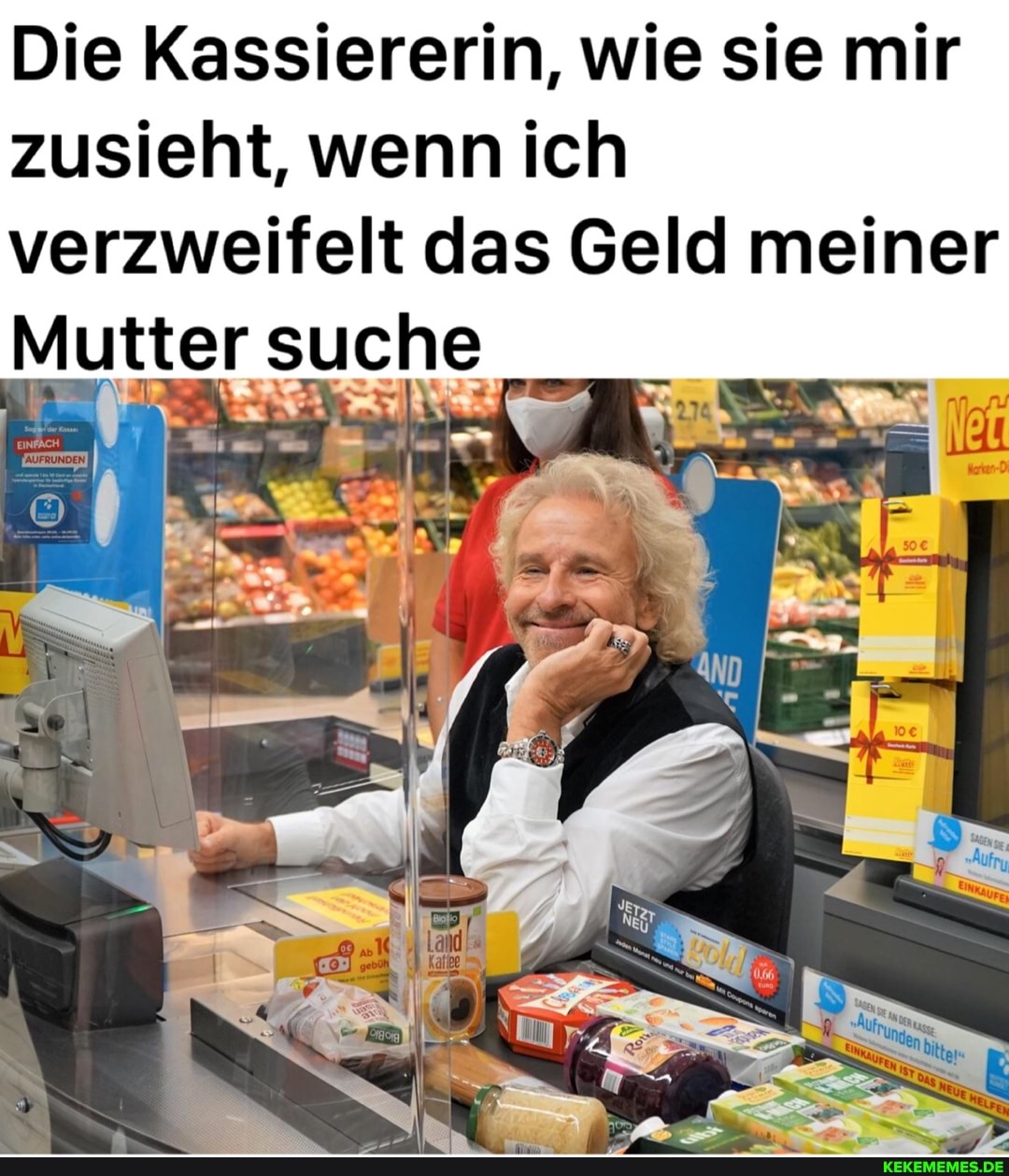 Die Kassiererin, wie sie mir zusieht, wenn ich verzweifelt das Geld meiner
Mutter suche
SET