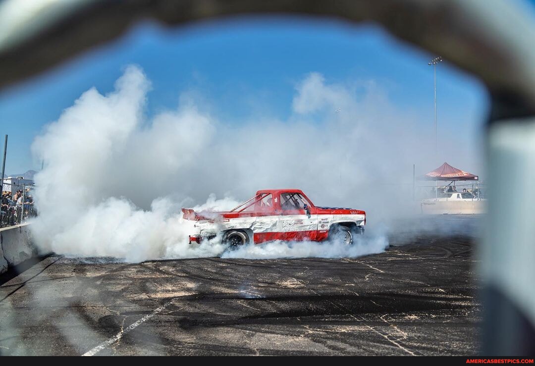 Some of the best @wesleyallison photos from the @vicegripgarage burnout ...