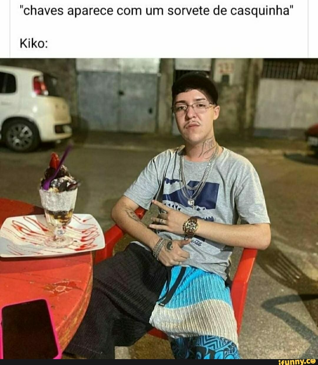 "chaves aparece com um sorvete de casquinha"
Kiko:
