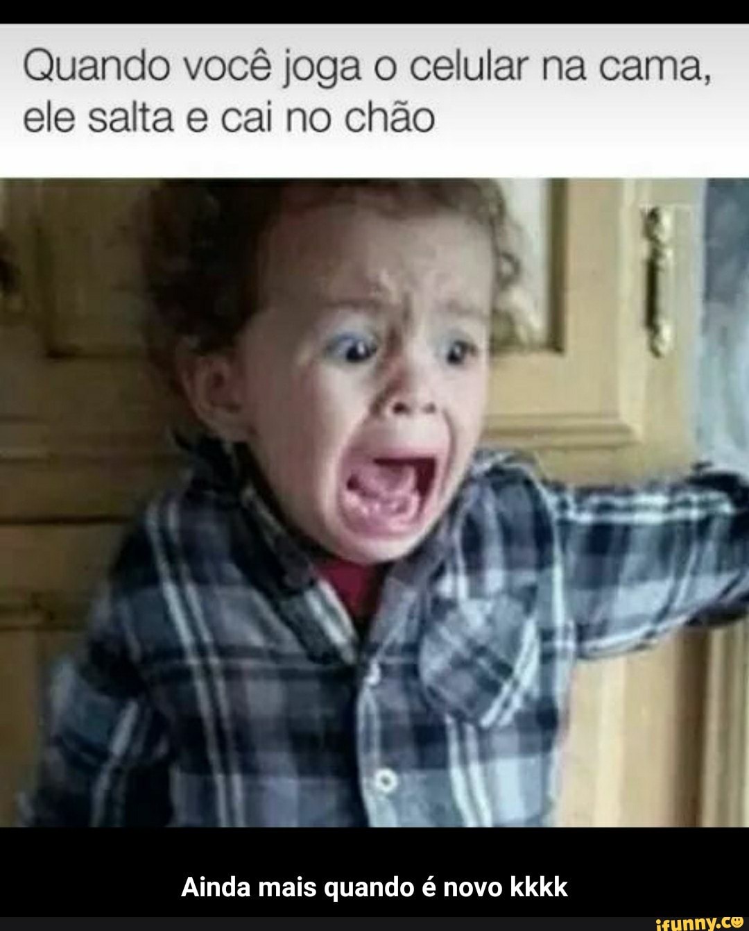 Quando você joga o celular na cama,
ele salta e cai no chão
Ainda mais quando é novo kkkk - Ainda mais quando é novo kkkk