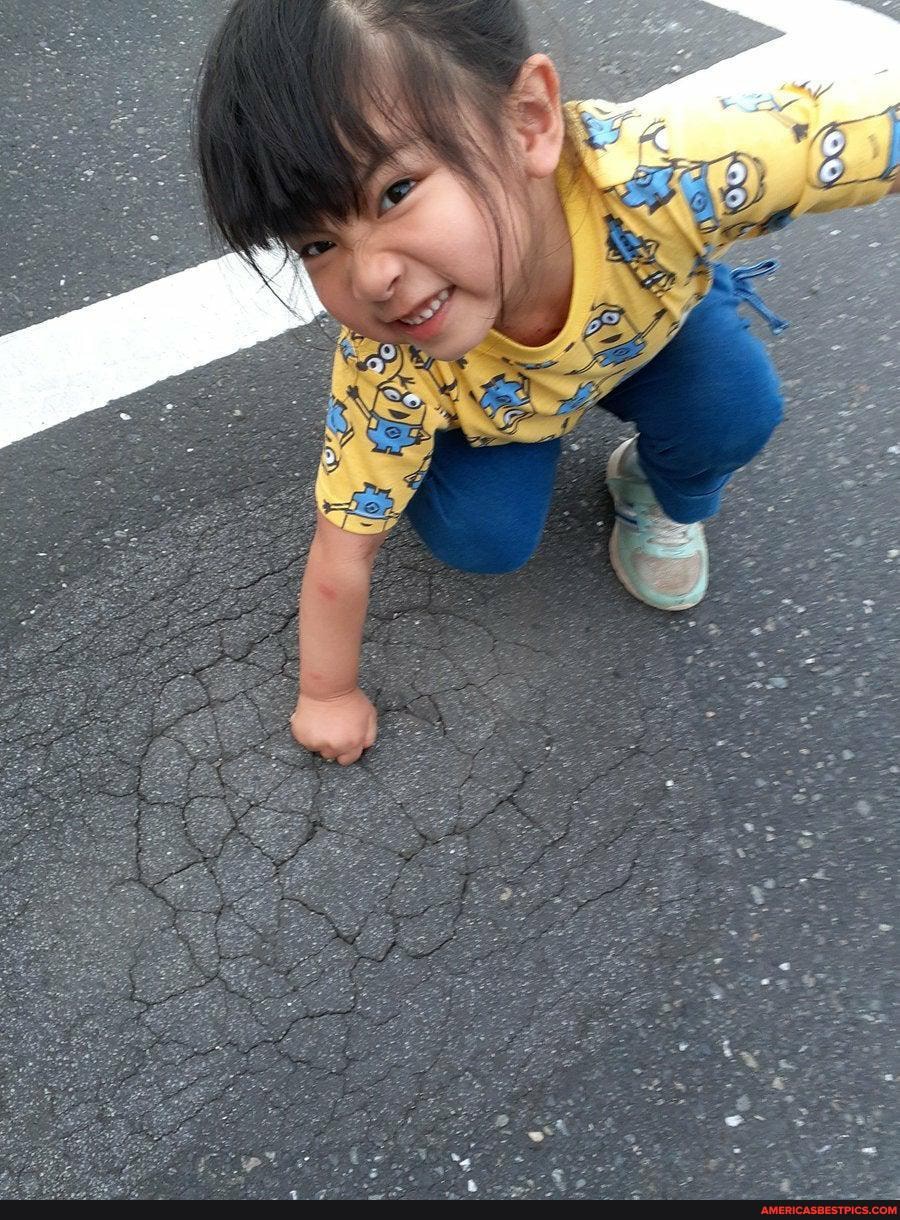 psbattle, little, girl, smashing, asphalt
