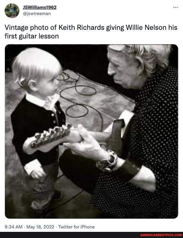 Vintage photo of Keith Richards giving Willie Nelson his first guitar lesson America’s best