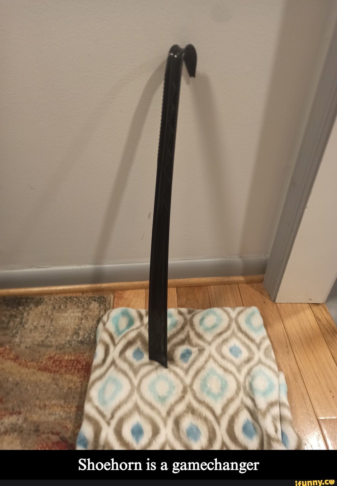 Shoehorn memes. Best Collection of funny Shoehorn pictures on iFunny