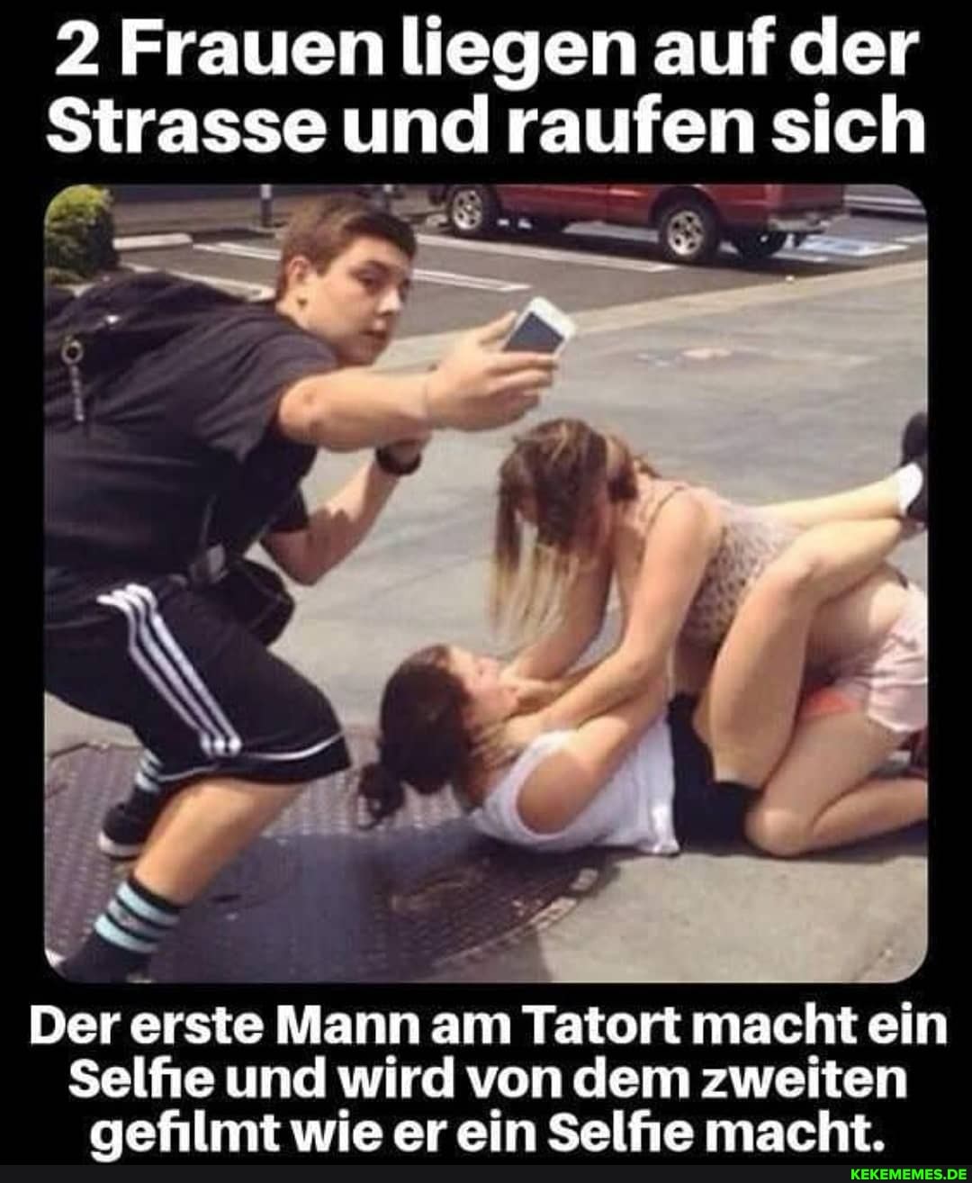 2 Frauen liegen auf der
Strasse und raufen sich
Der erste Mann am Tatort macht ein
Selfie und wird von dem zweiten aefllmt wie er ein Selfie macht.