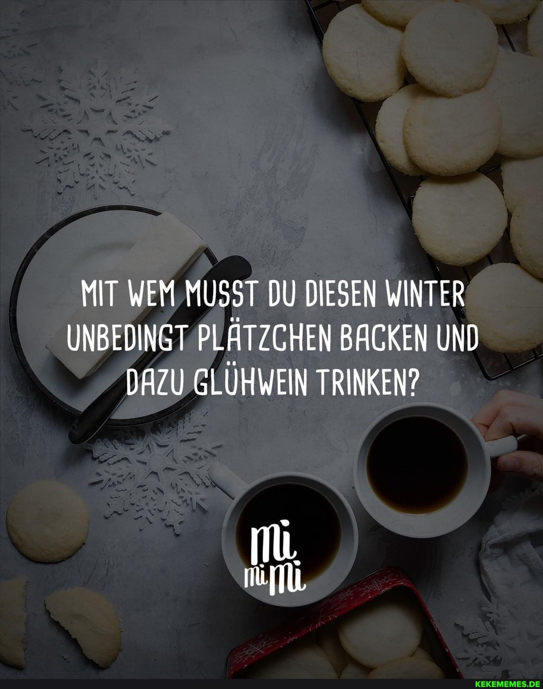 MIT WEM MUSST DU DIESEN WINTER UNBEDINGT PLÄTZCHEN BACKEN UND DAZU GLÜHWEIN TRINKEN?
