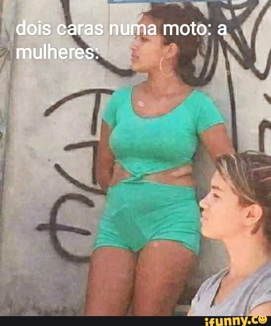 dois caras numa moto: a mulheres: