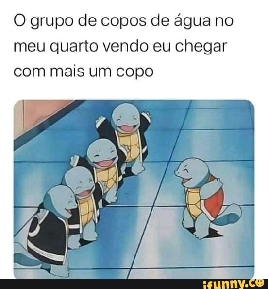 O grupo de copos de água no meu quarto vendo eu chegar
com mais um copo
