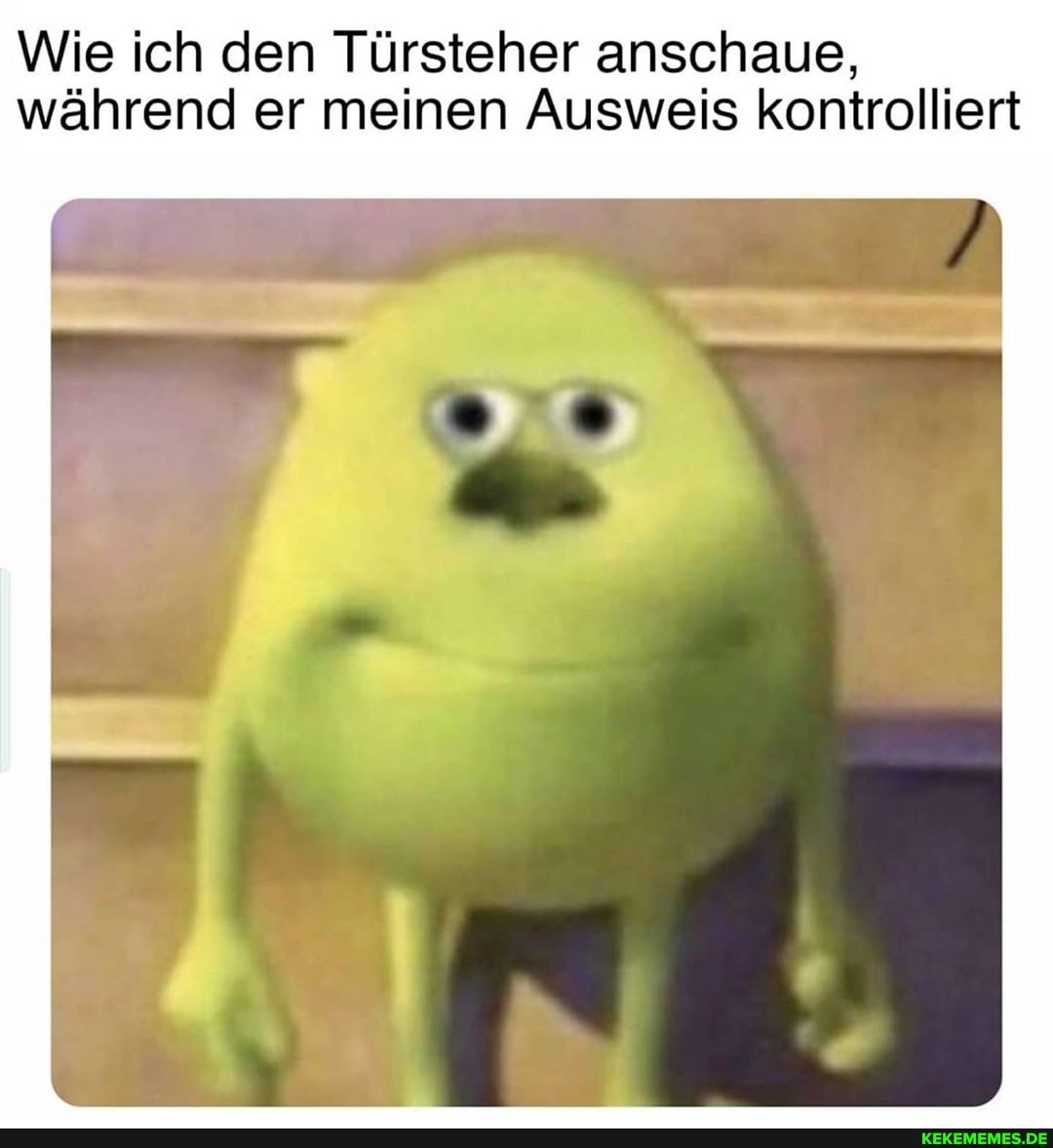 Wie ich den Türsteher anschaue, während er meinen Ausweis kontrolliert
