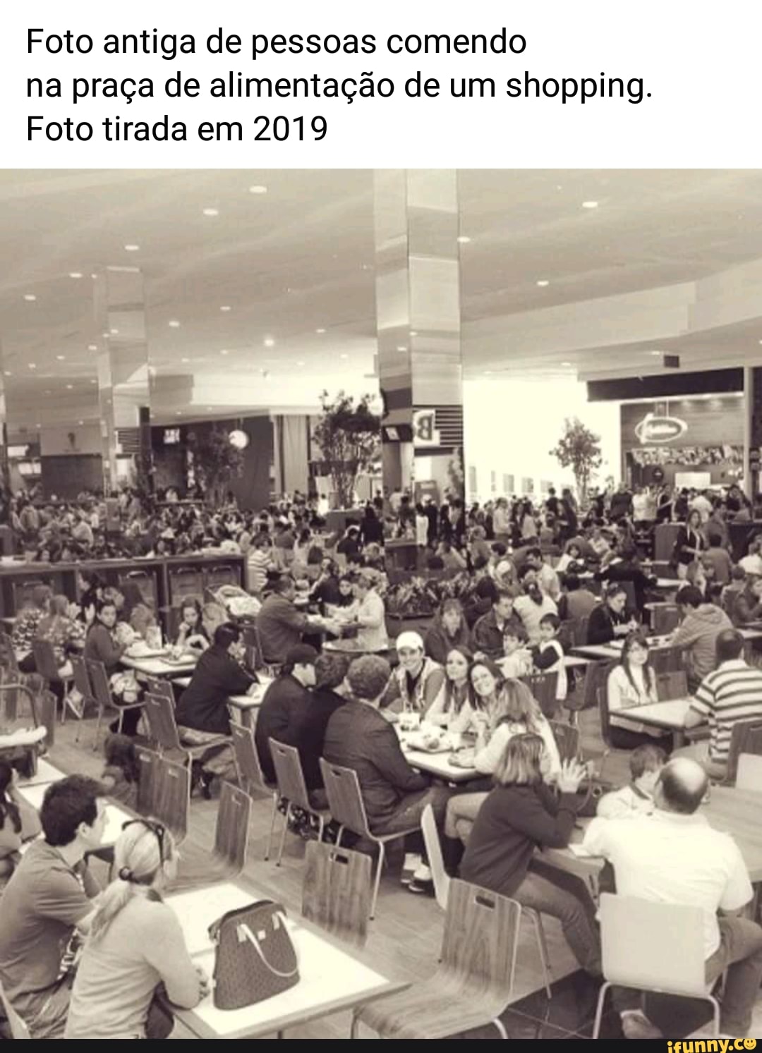 Foto antiga de pessoas comendo
na praça de alimentação de um shopping.
Foto tirada em 2019
mas
SE-